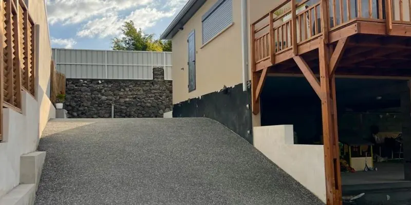 Allée en béton le long d’une maison