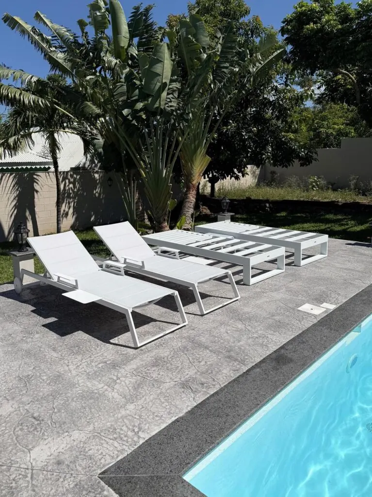 Plage de piscine en béton imprimé avec bains de soleil