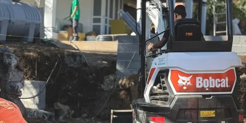 Mini-chargeuse en terrassement sur un chantier